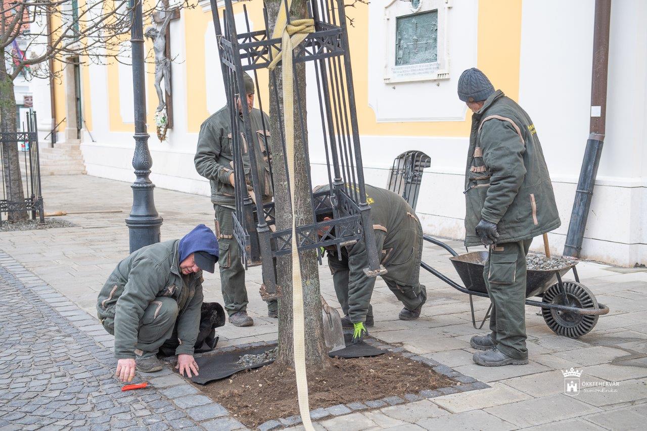 Elkészült a faveremrácsok cseréje a Belvárosban